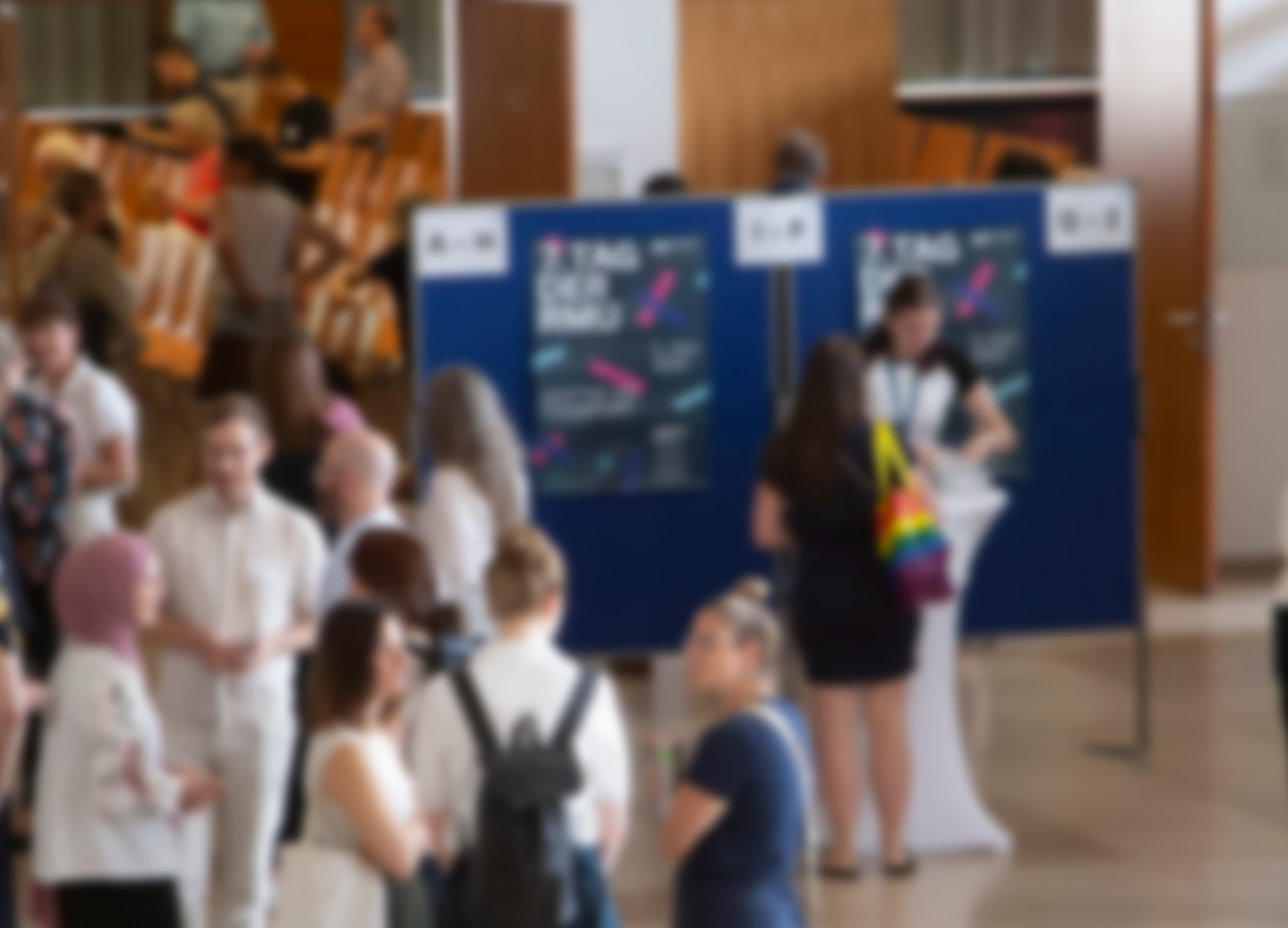 Menschen unterhalten sich auf dem 7. Tag der RMU an der Goethe Universität Frankfurt. Foto: Uwe Dettmar.