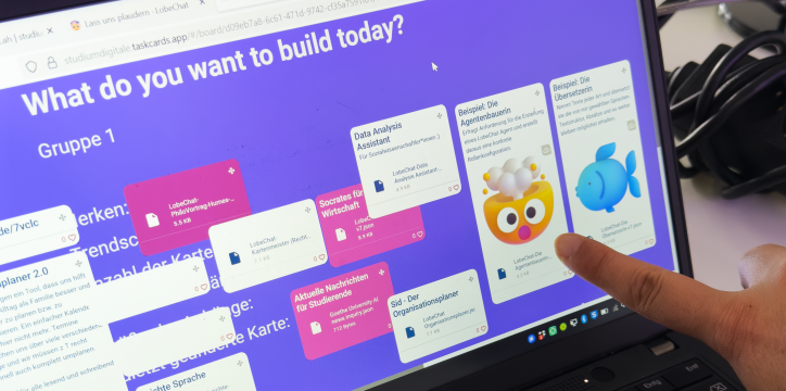 Laptopbildschirm, auf dem ein Browser mit dem Taskcard-Board und AI-Agenten geöffnet ist.
