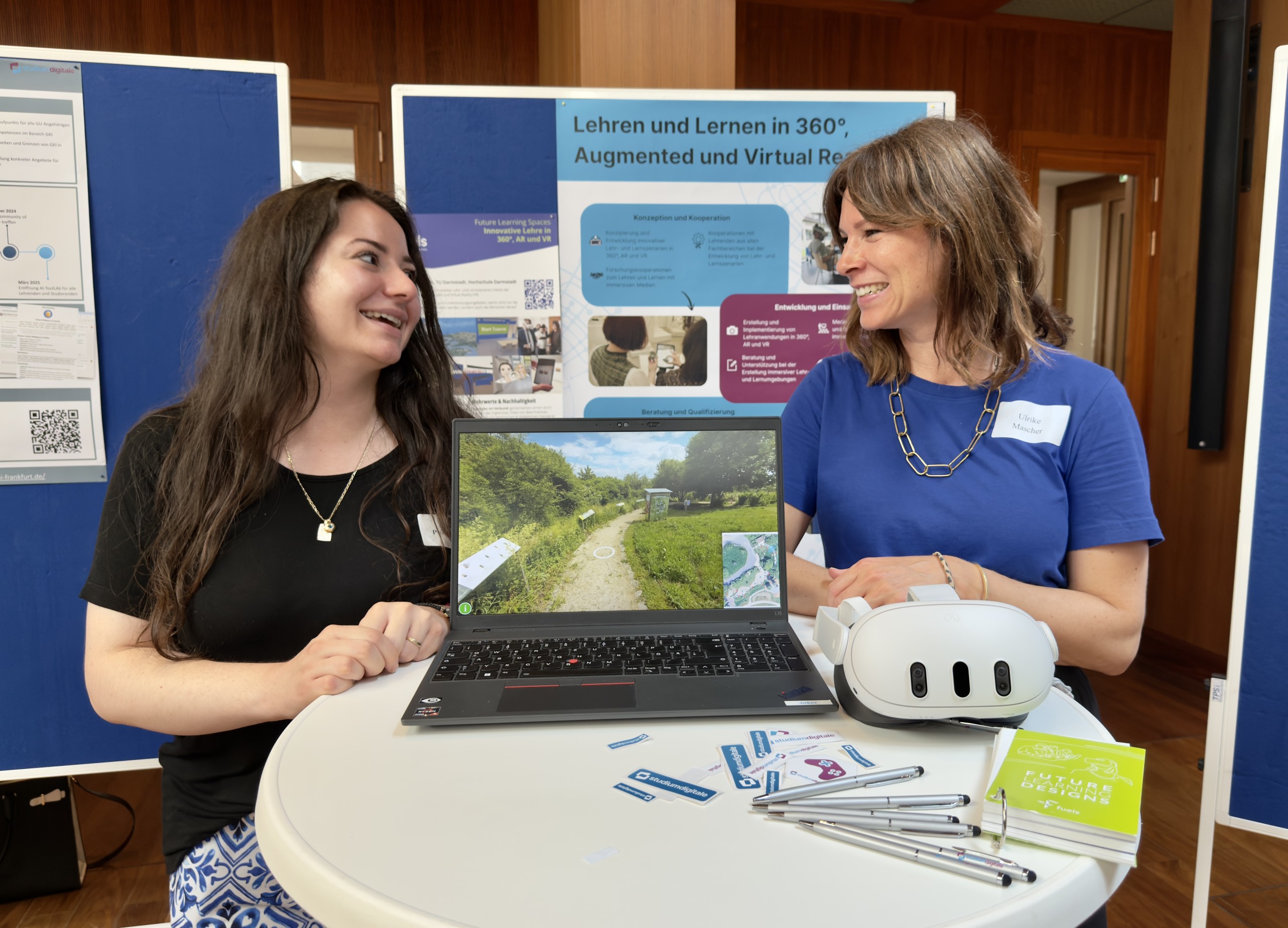 studiumdigitale Mitarbeiterinnen Angela Polichronidou und Ulrike Mascher am Stand zum fuels-Projekt.