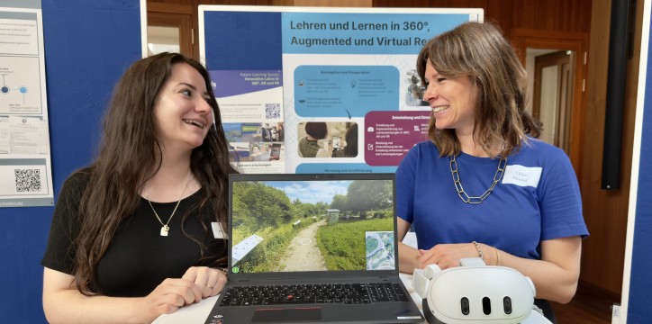studiumdigitale Mitarbeiterinnen Angela Polichronidou und Ulrike Mascher am Stand zum fuels-Projekt.