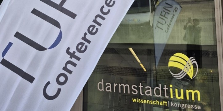 Banner der TURN-Conference 25 vor dem darmstadtium in Darmstadt