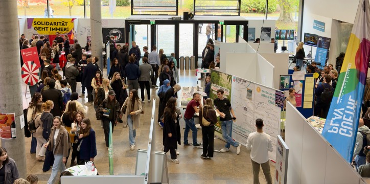 Zahlreiche Studierende und Stände auf der UNISTART-Messe.
