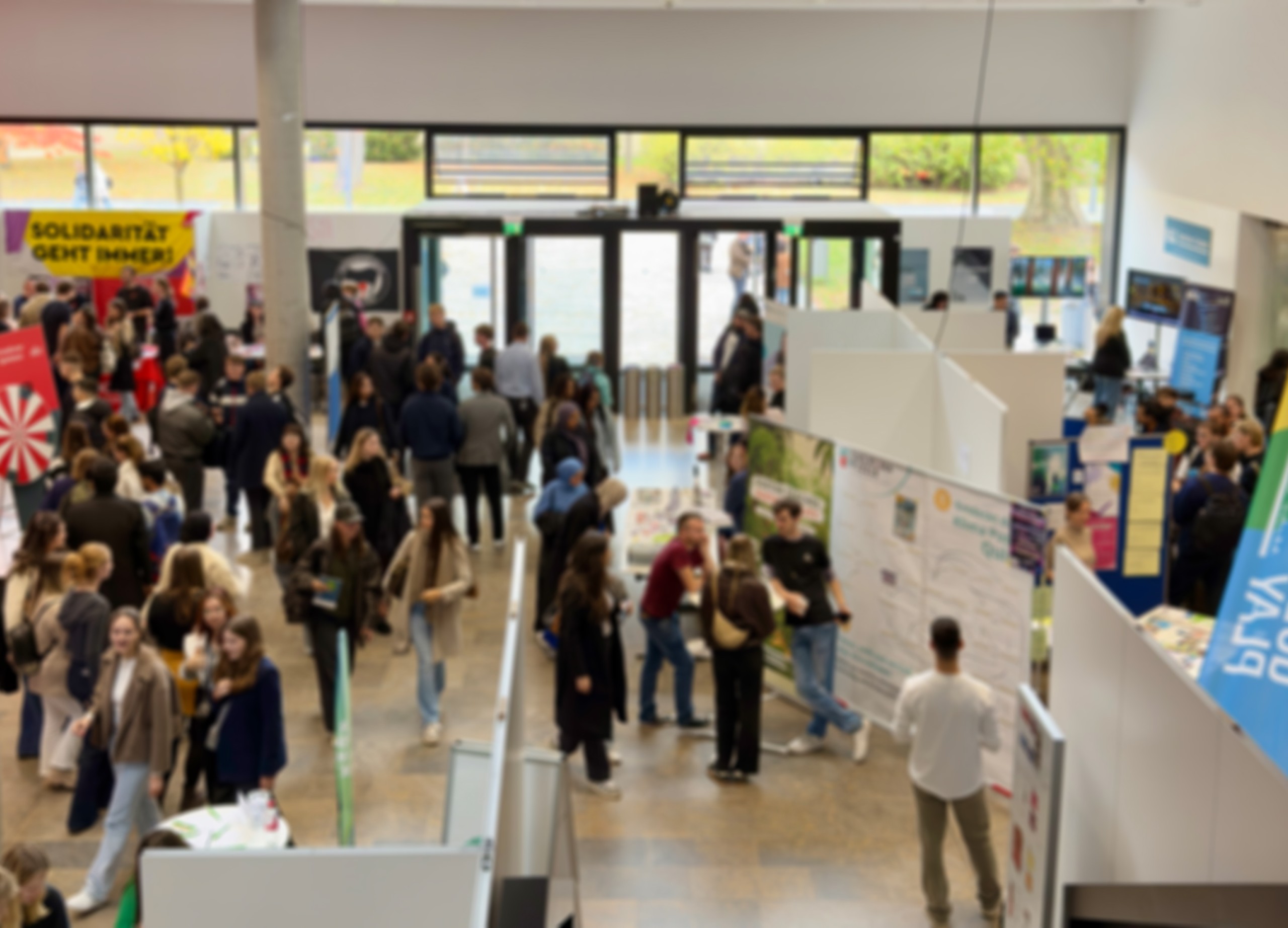 Zahlreiche Studierende und Stände auf der UNISTART-Messe.