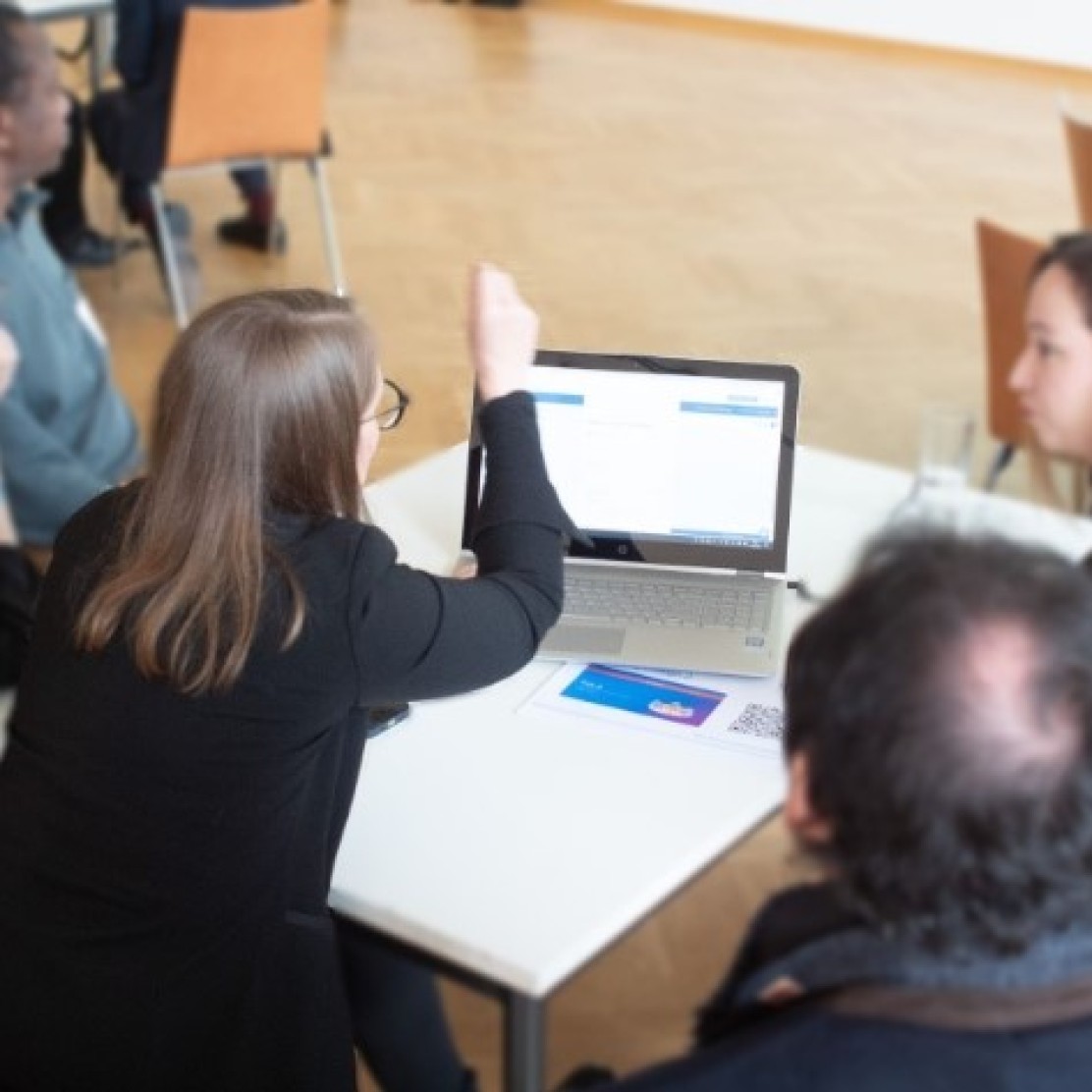 FoLA Workshop: Eine Gruppe von Personen diskutiert über die Anwendung