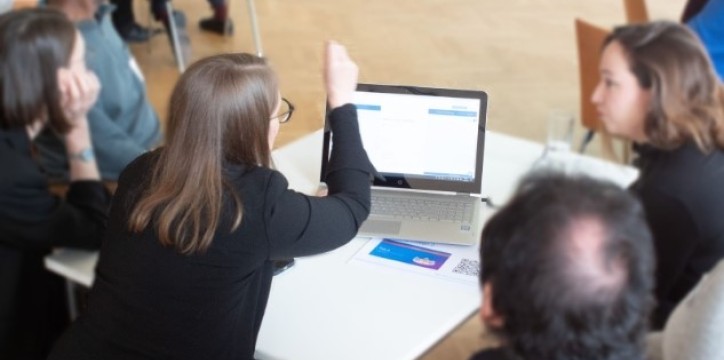 FoLA Workshop: Eine Gruppe von Personen diskutiert über die Anwendung