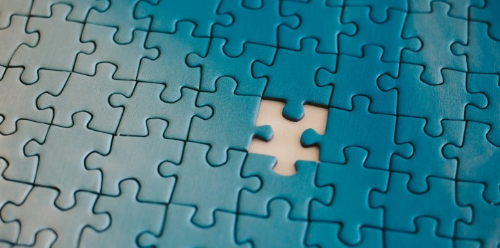 Ein Puzzle, bei dem ein Puzzleteil fehlt