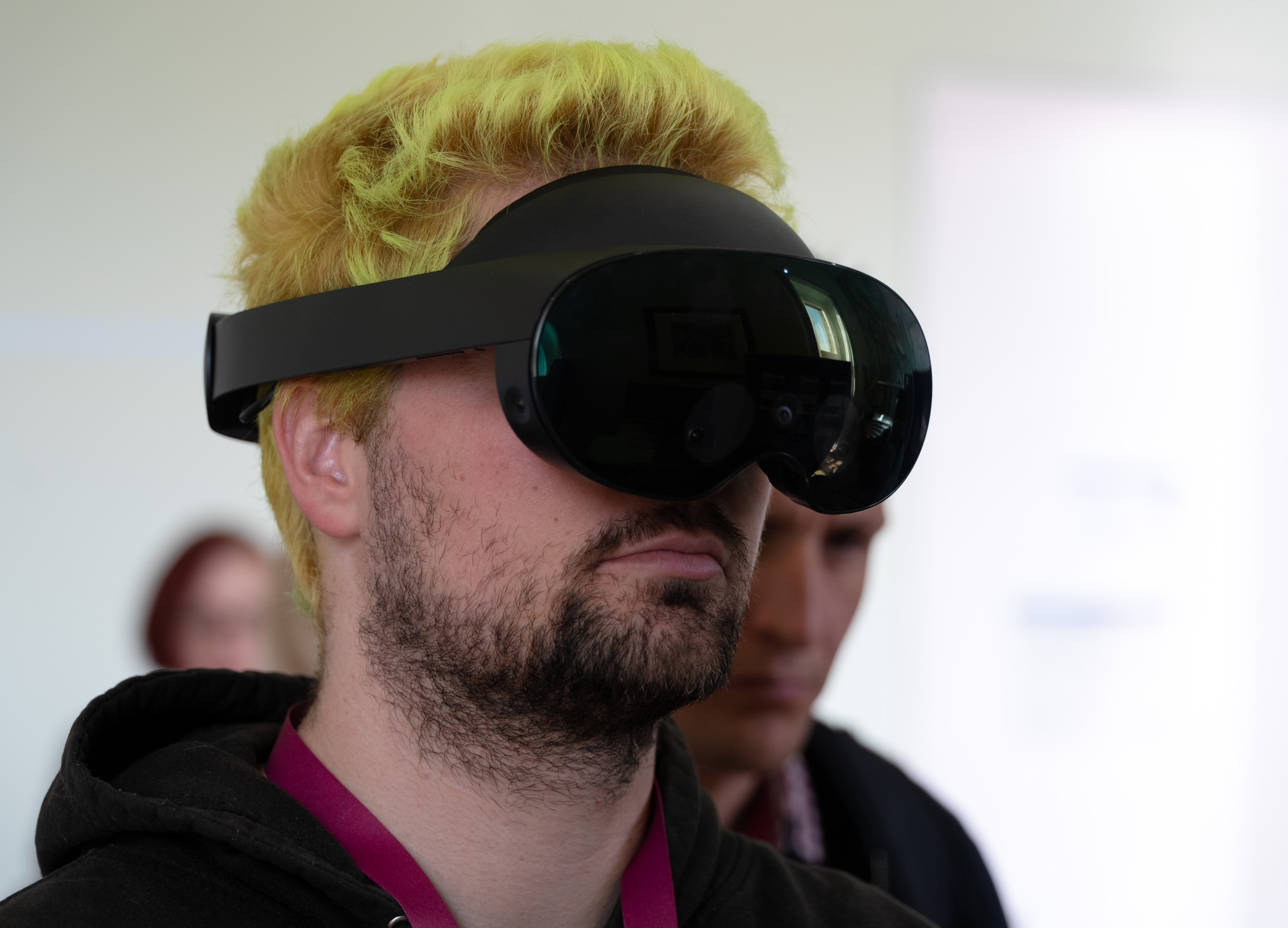 Mann mit VR-Brille