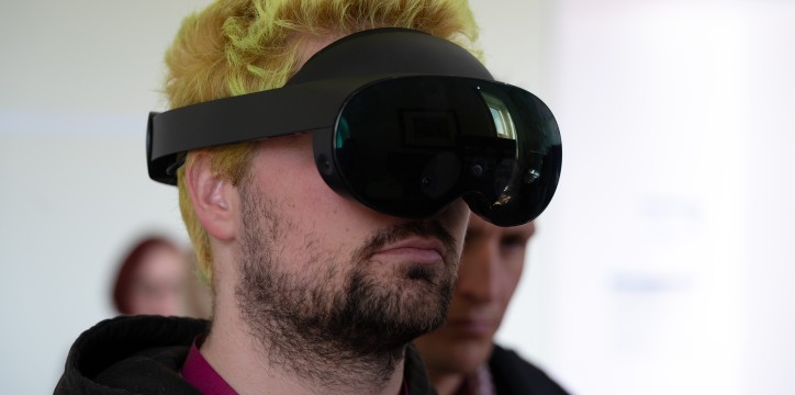 Mann mit VR-Brille