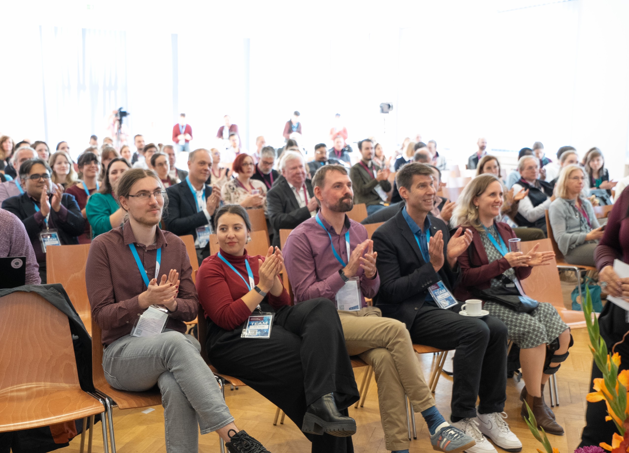 Das Publikum applaudiert. Die Sitzreihen sind gut besetzt.